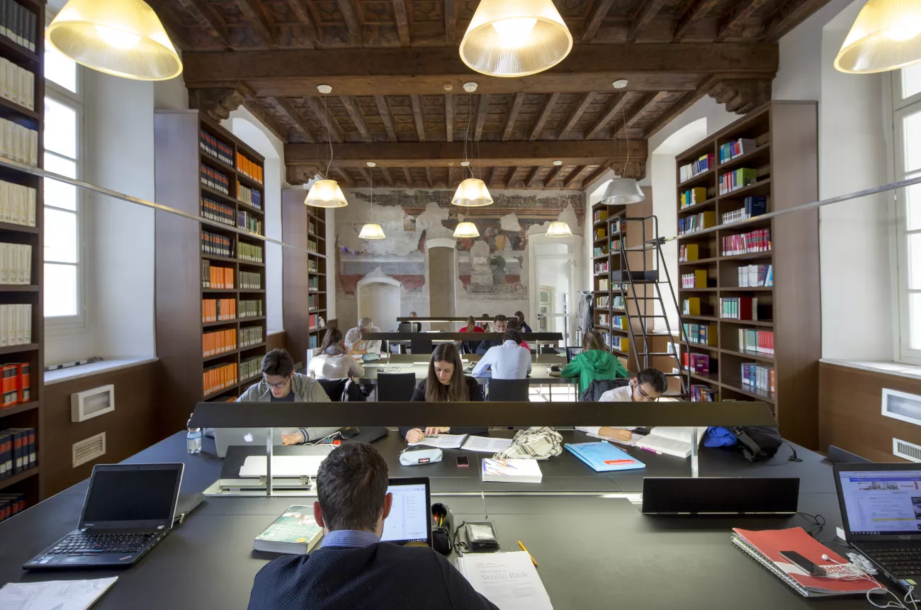 studenti in biblioteca