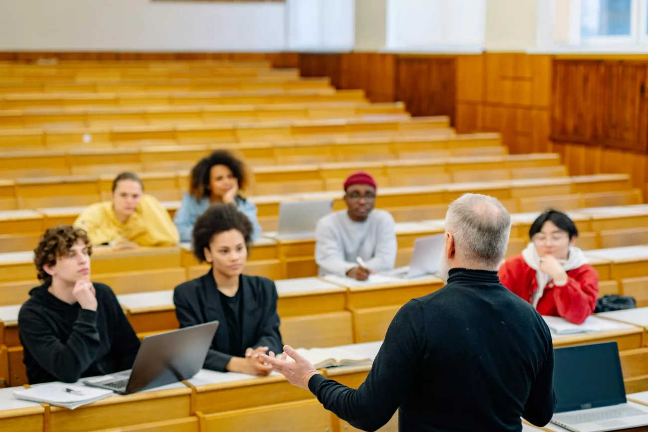 professore in aula con studenti