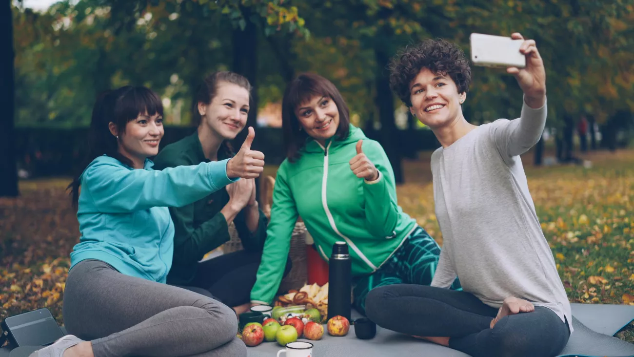 donne in tuta da ginnastica che fanno un picnic