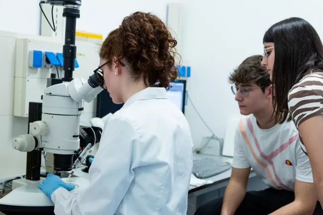 studentessa al microscopio