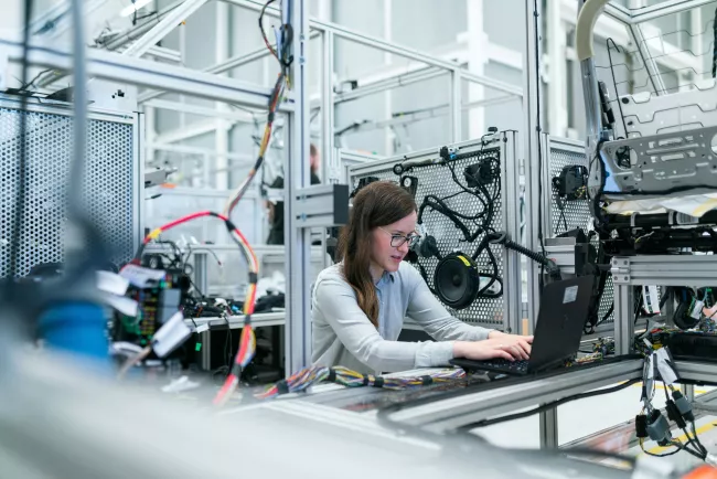 persona al pc in fabbrica