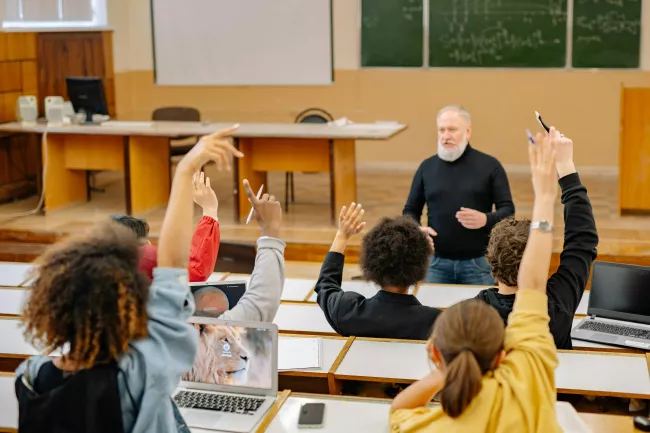 professore in aula con studenti