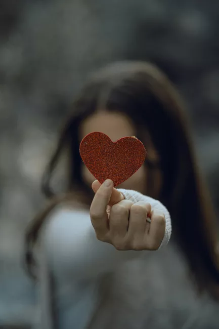 ragazza con in mano cuore di carta