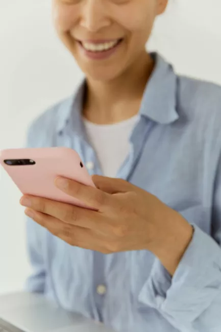 persona con in mano uno smartphone